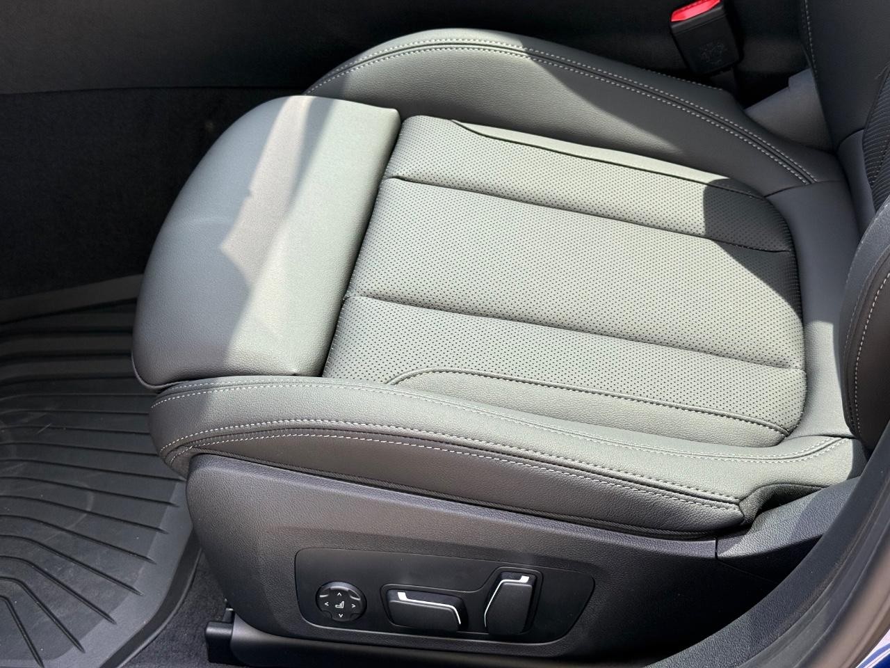 BMW i4 Vehicle Image 17