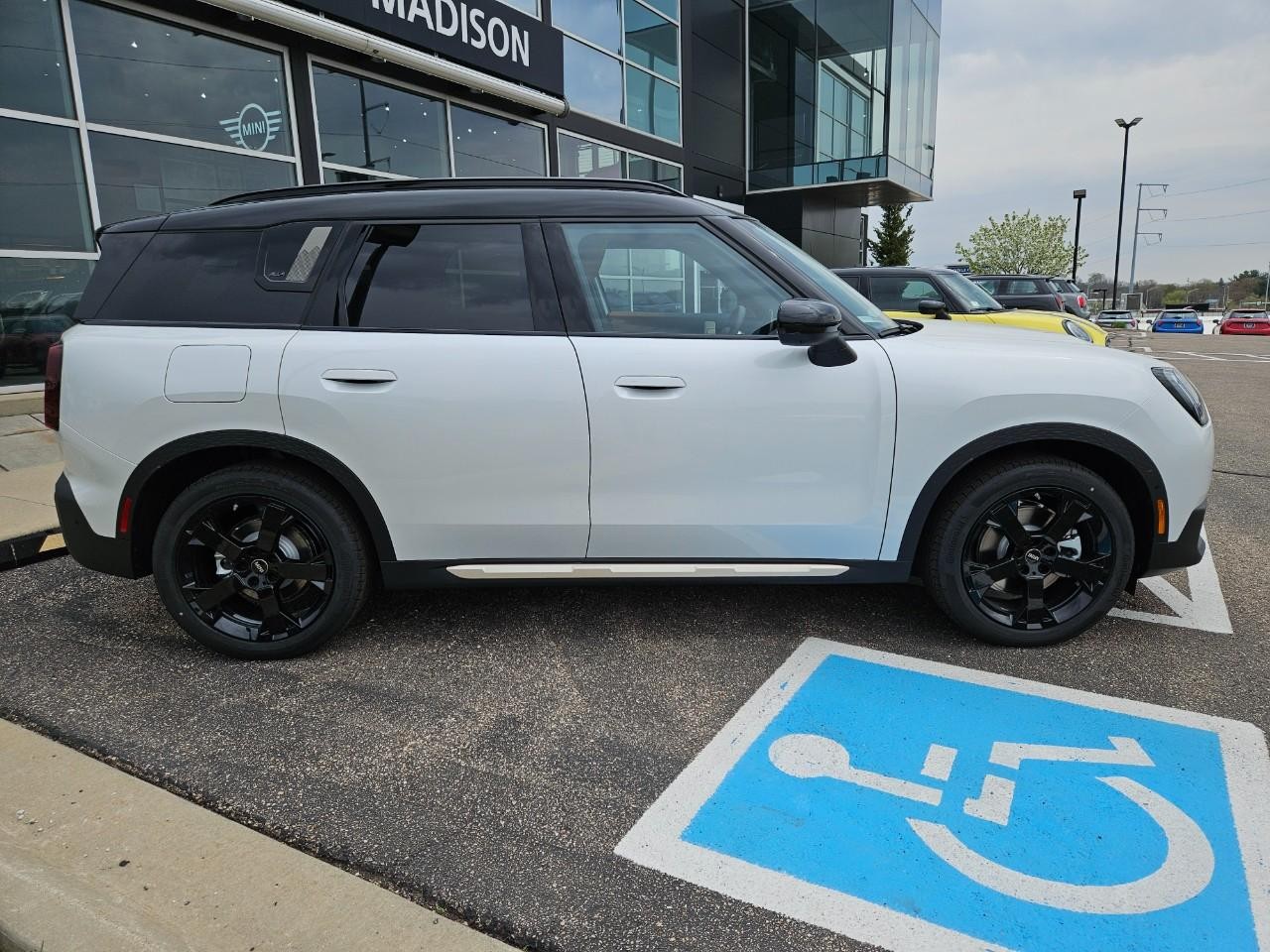 MINI Countryman Vehicle Image 02