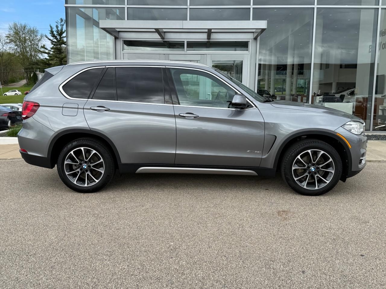 BMW X5 Vehicle Image 02