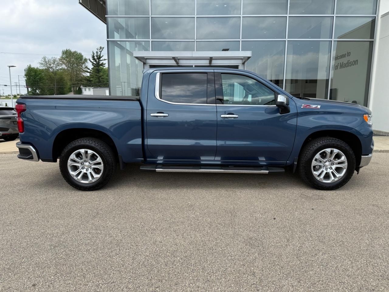 Chevrolet Silverado 1500 Vehicle Image 02