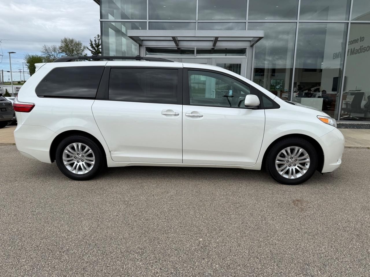 Toyota Sienna Vehicle Image 02