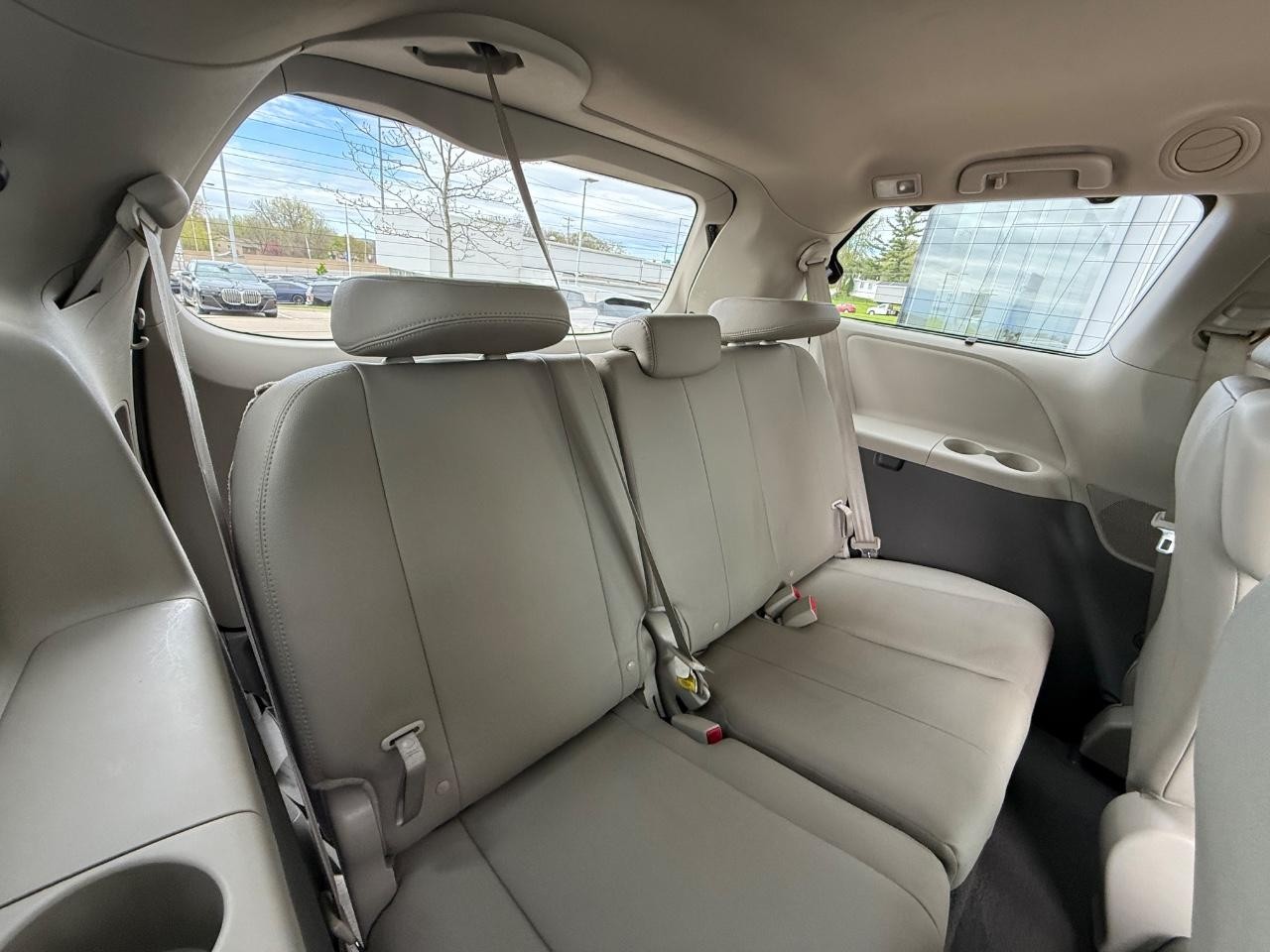 Toyota Sienna Vehicle Image 11