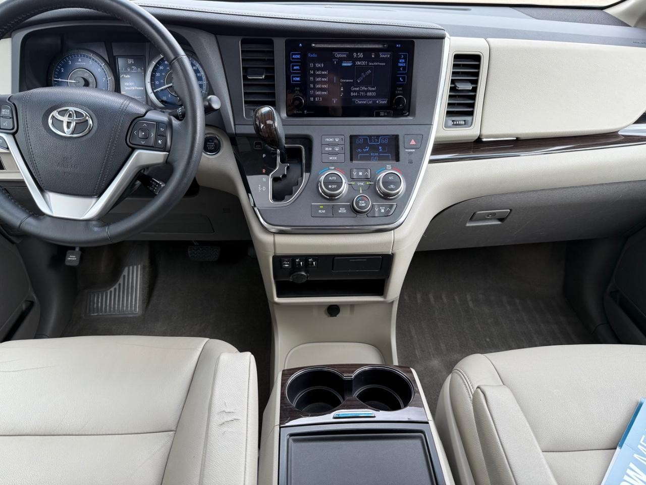 Toyota Sienna Vehicle Image 13