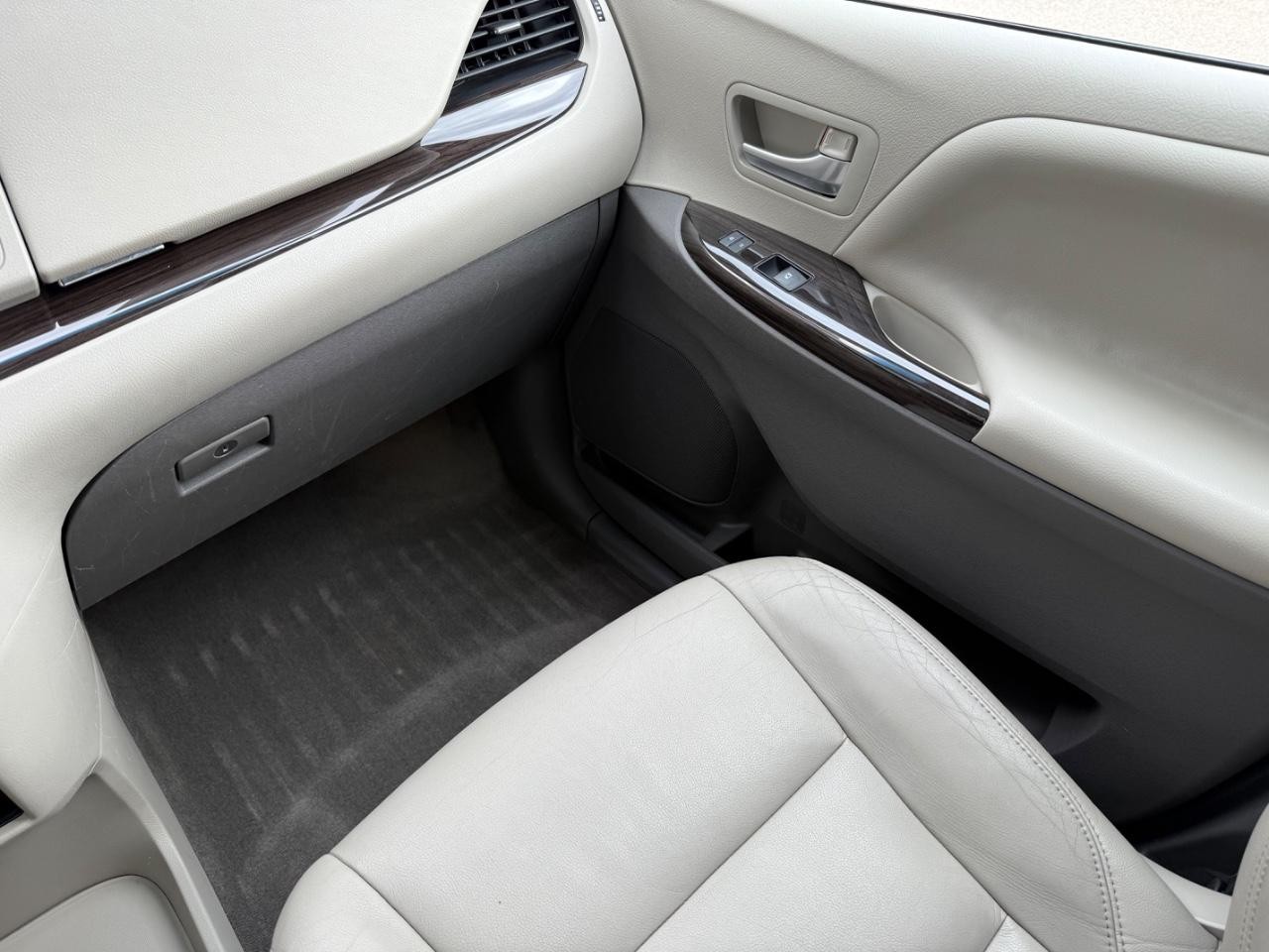 Toyota Sienna Vehicle Image 16