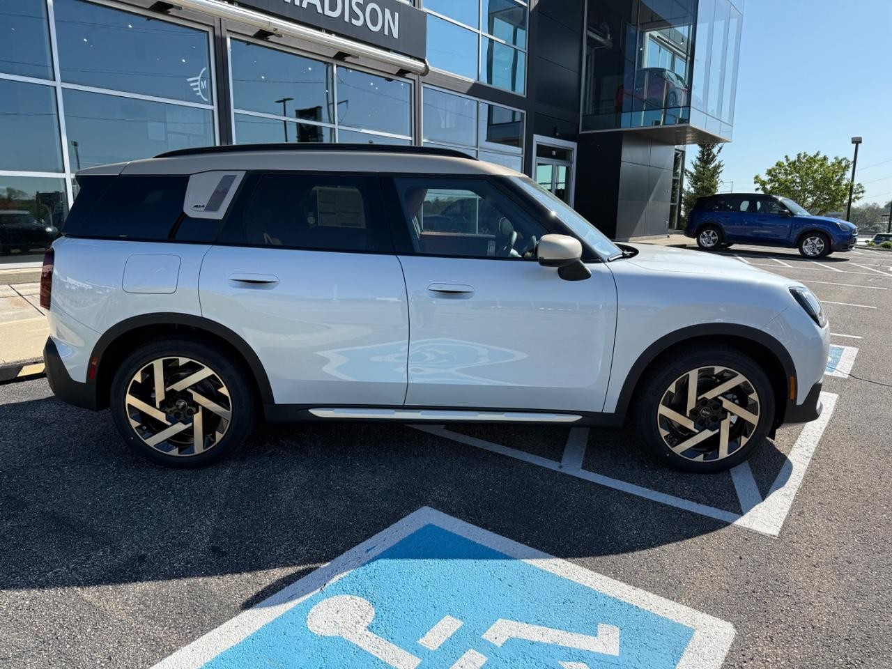 MINI Countryman Vehicle Image 02