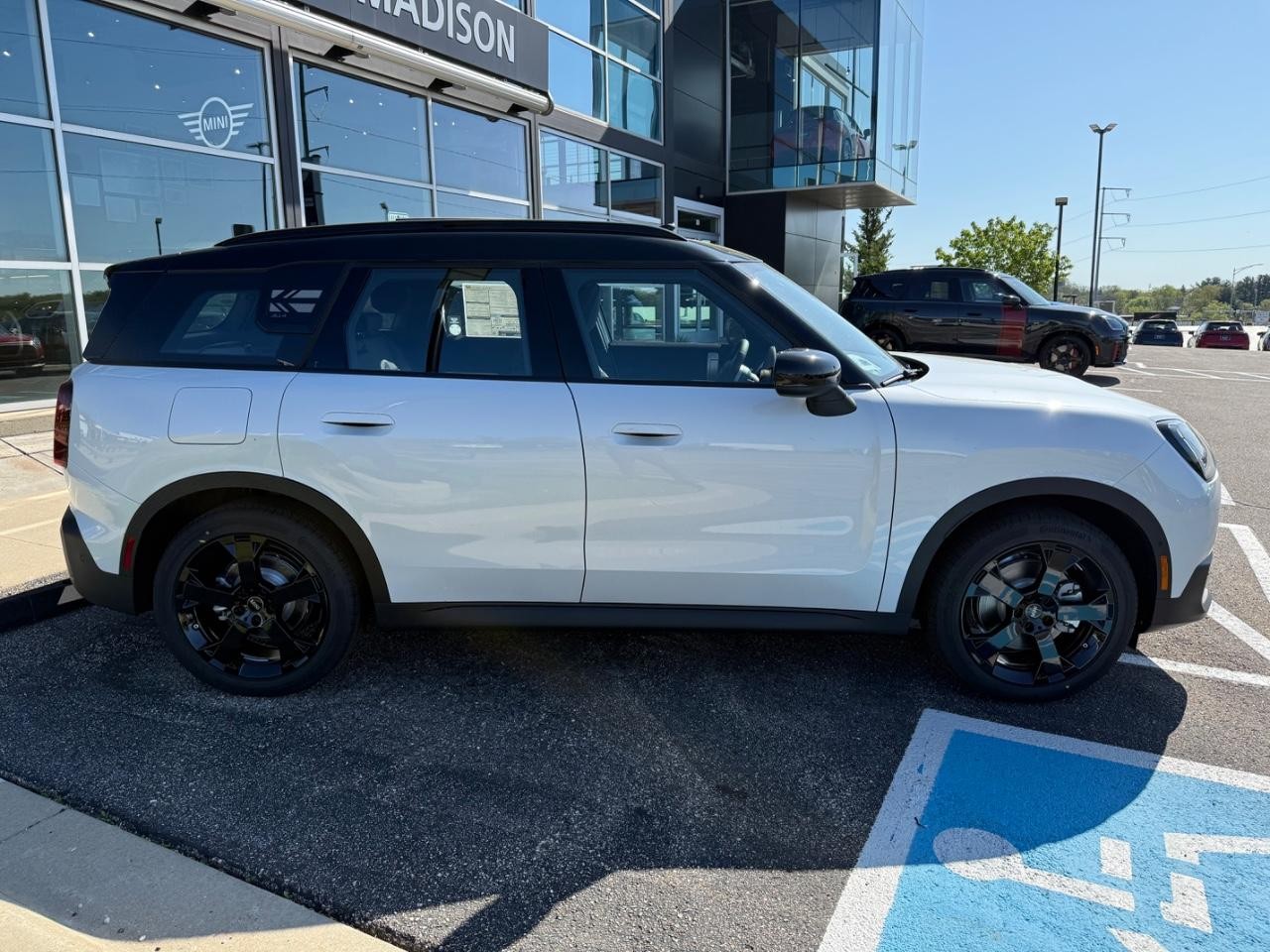 MINI Countryman Vehicle Image 02