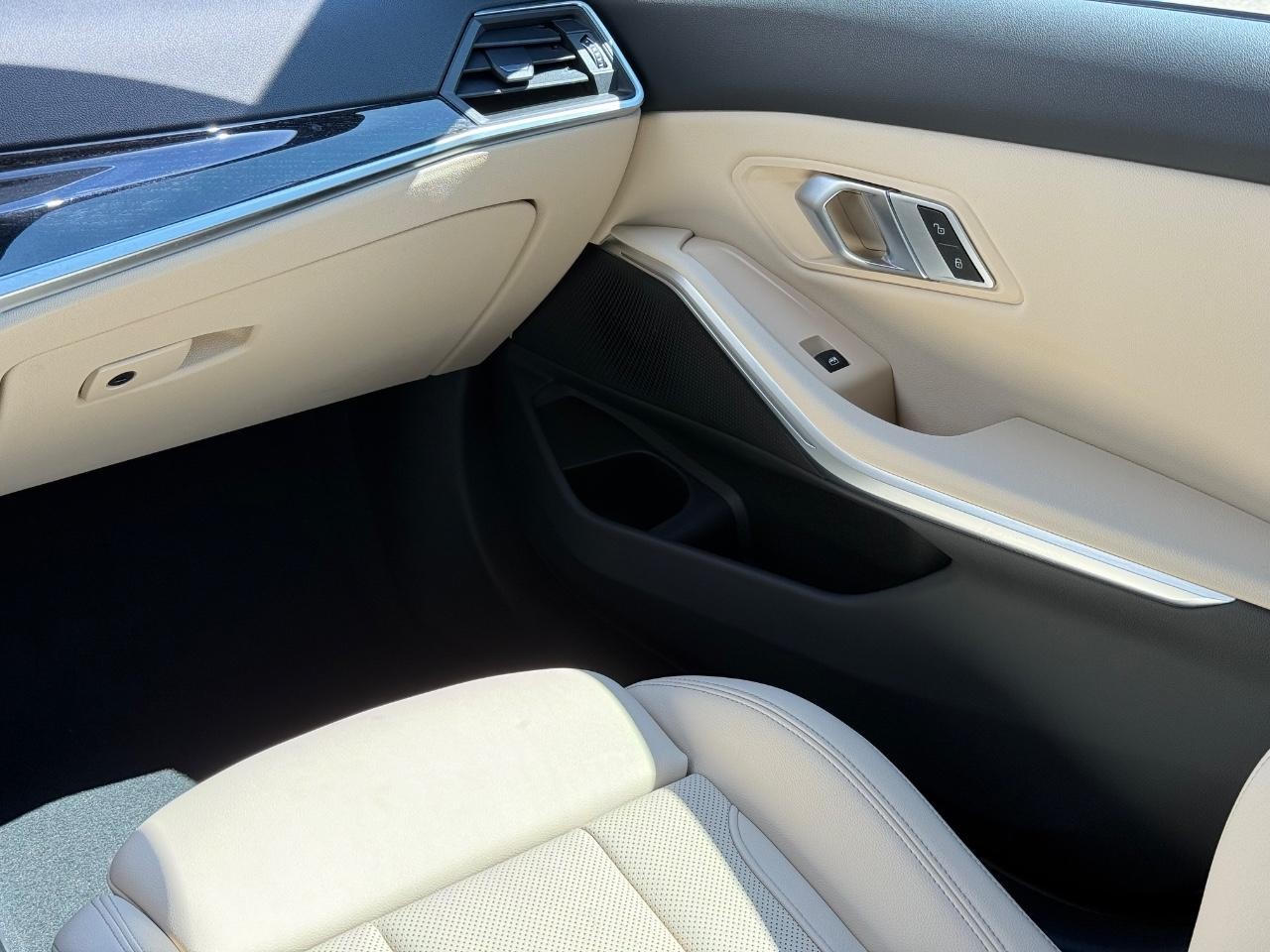 BMW 3 Series Vehicle Image 14