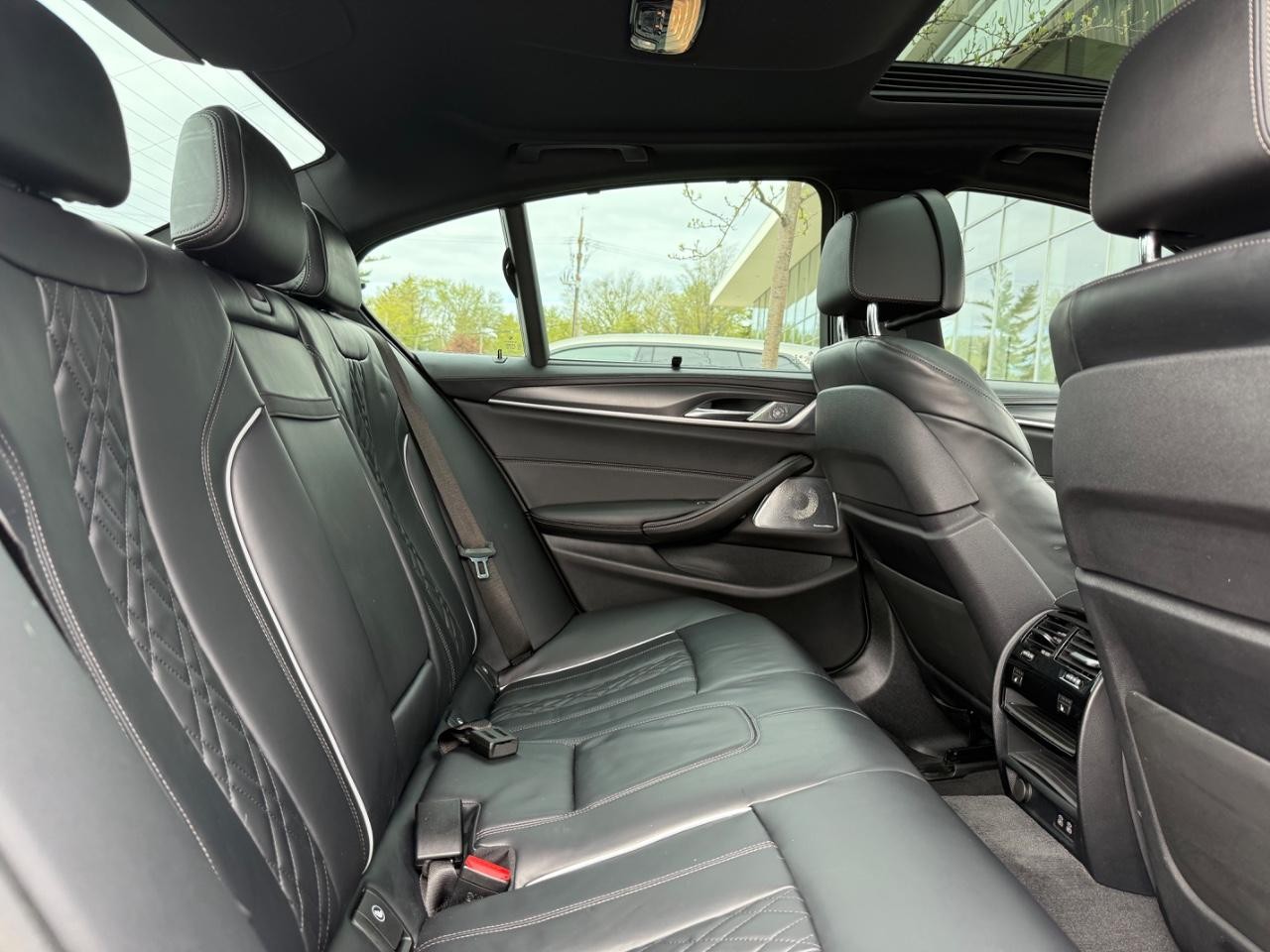 BMW 5 Series Vehicle Image 10