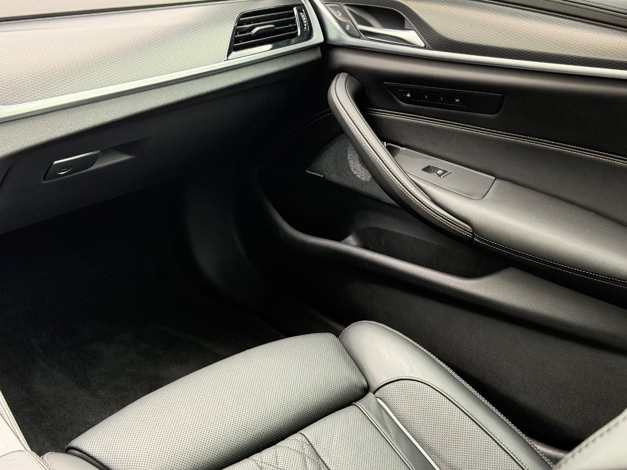 BMW 5 Series Vehicle Image 16