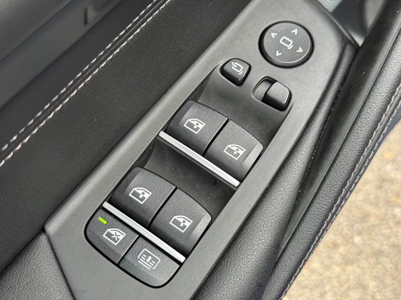 BMW 5 Series Vehicle Image 26