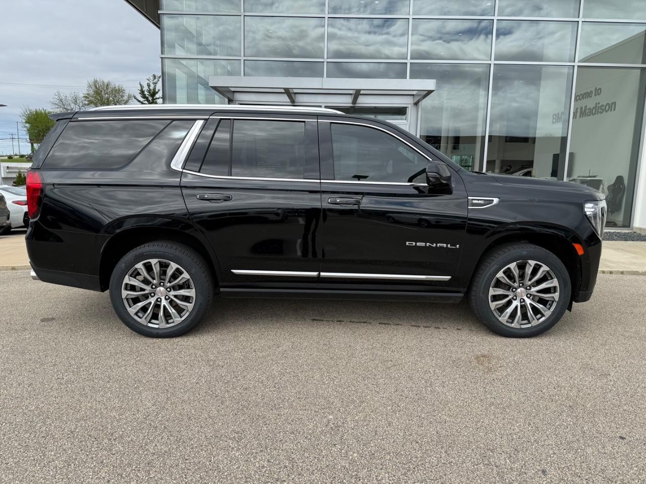 GMC Yukon Vehicle Image 02