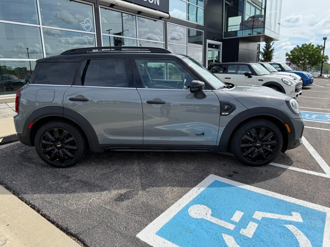 MINI Countryman Vehicle Image 02