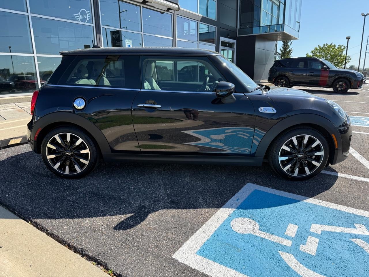 MINI Hardtop 2 Door Vehicle Image 02