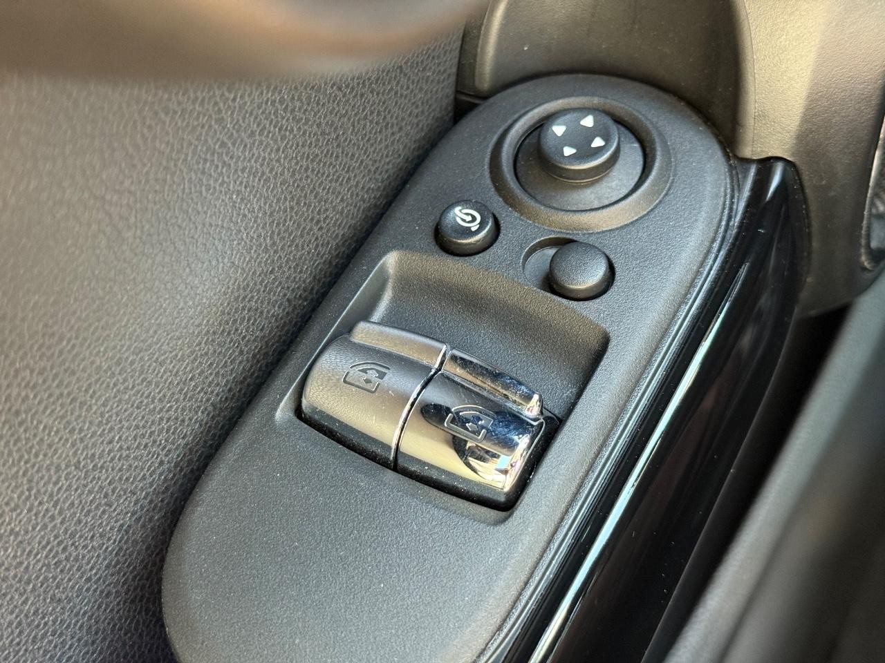 MINI Hardtop 2 Door Vehicle Image 23