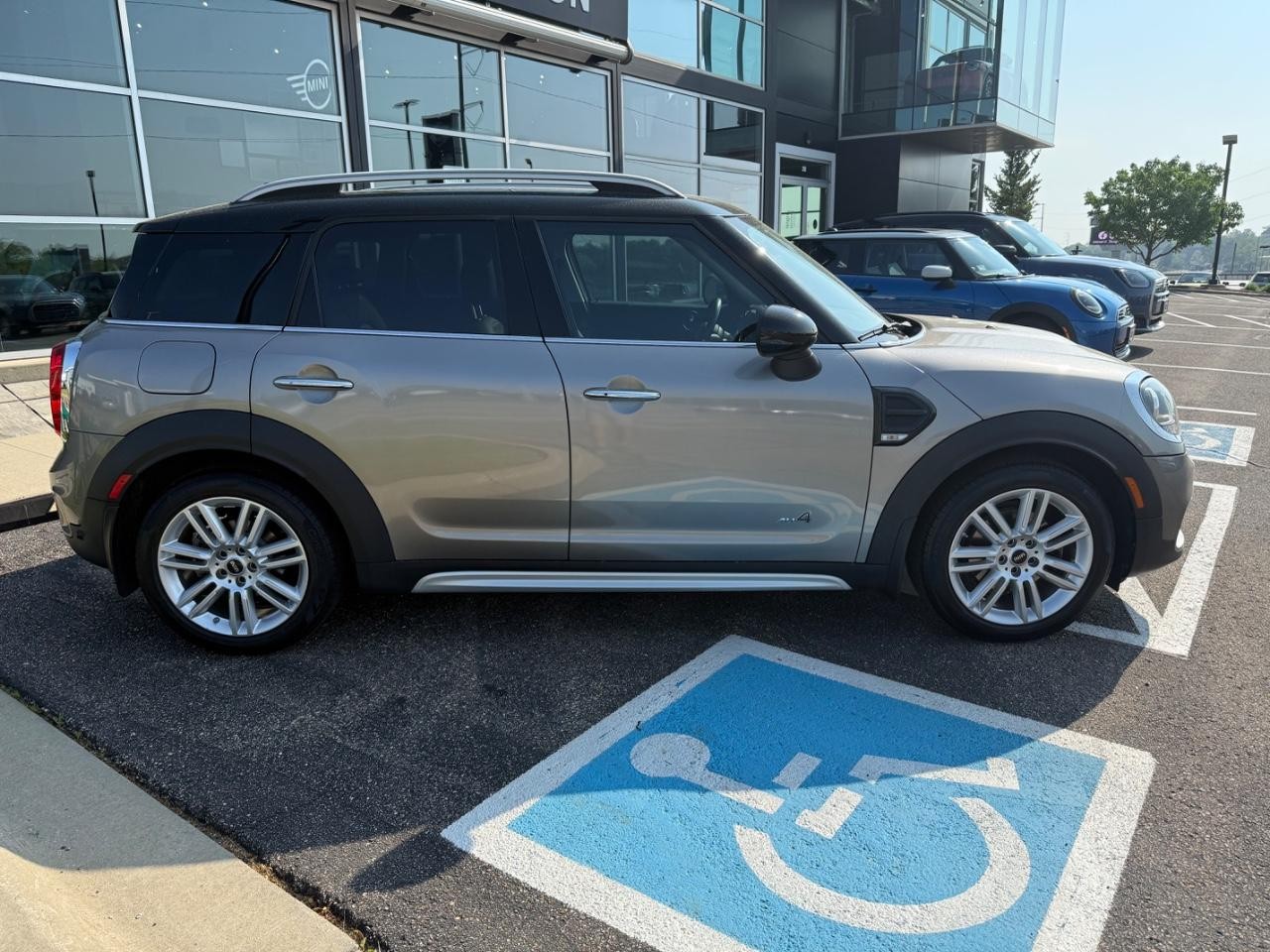 MINI Countryman Vehicle Image 02