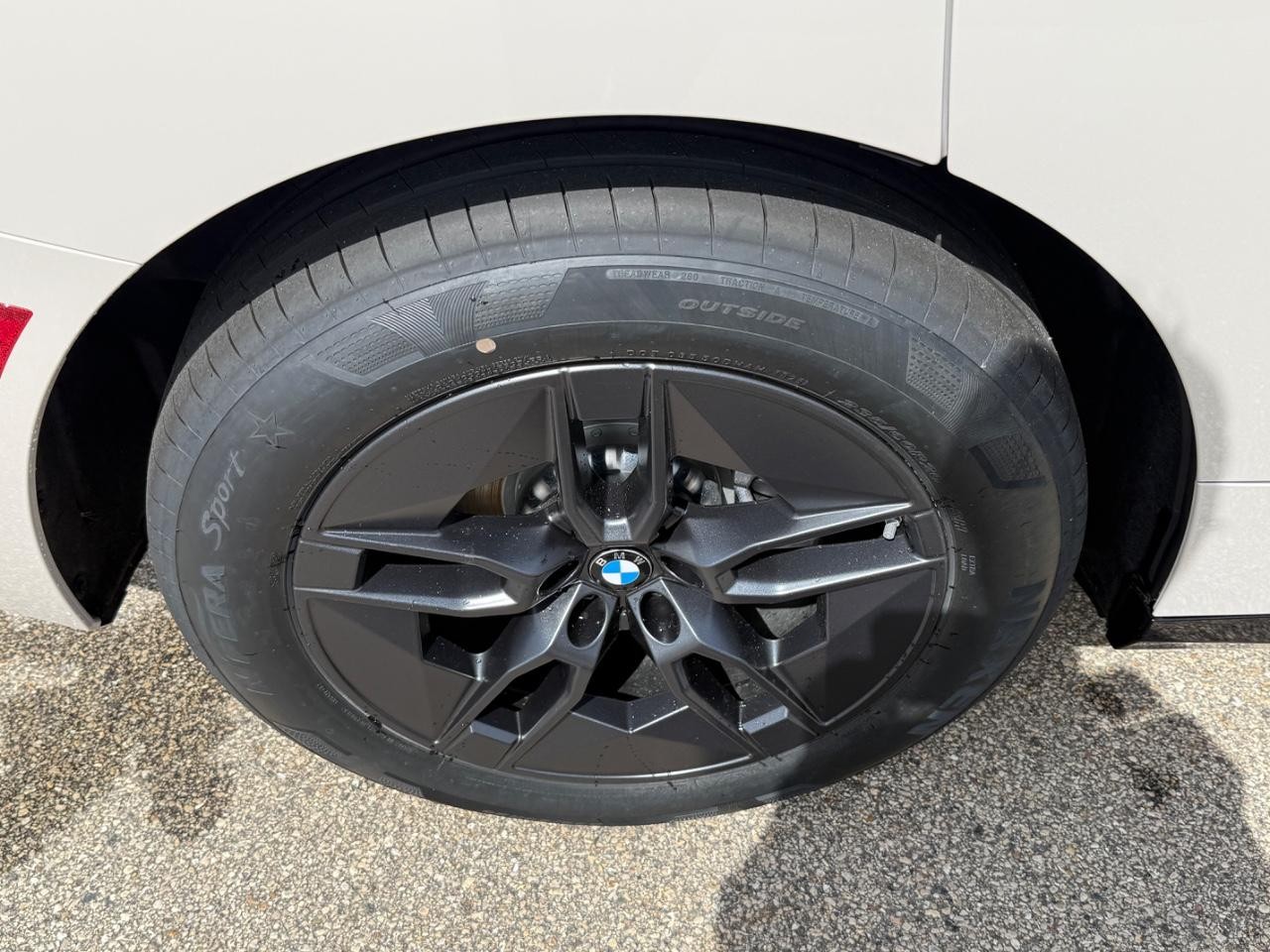 BMW iX Vehicle Image 04