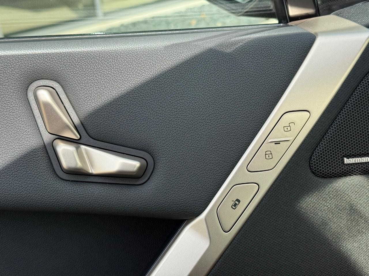 BMW iX Vehicle Image 10