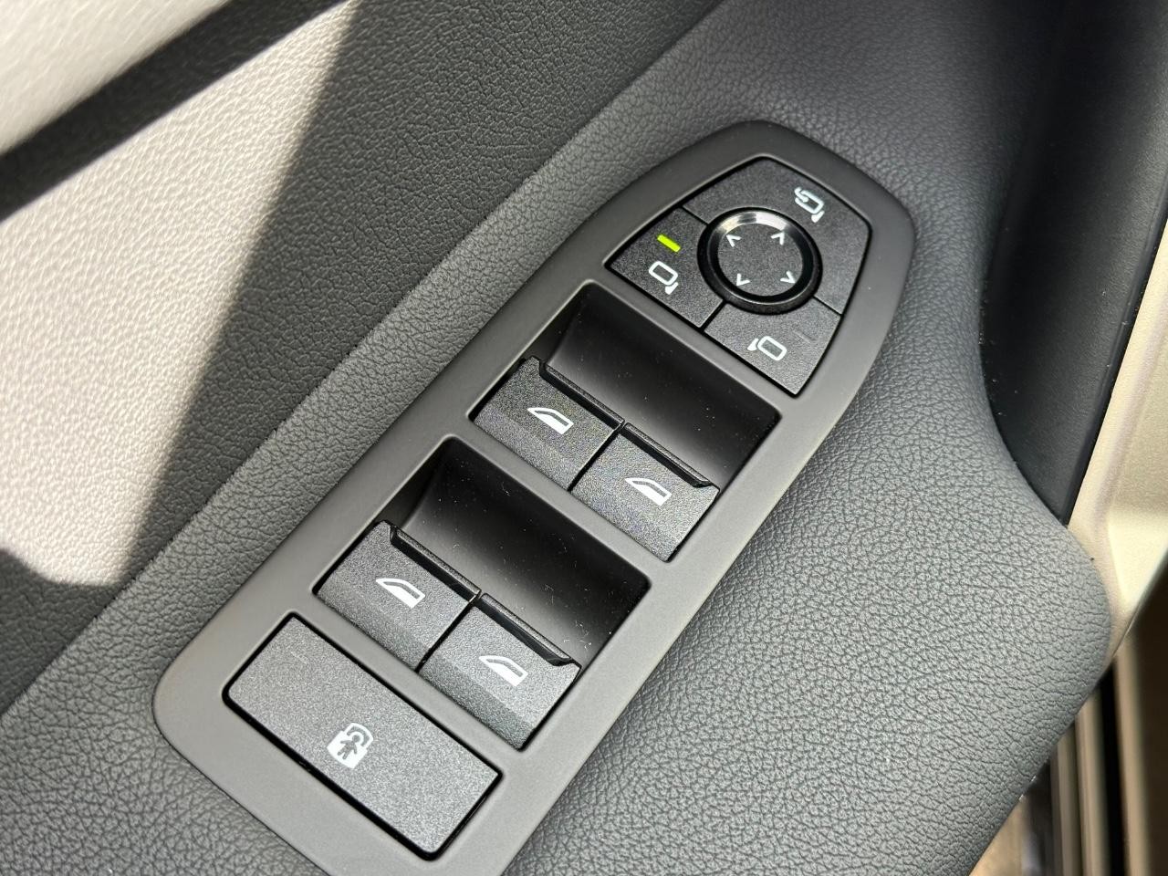 BMW iX Vehicle Image 15