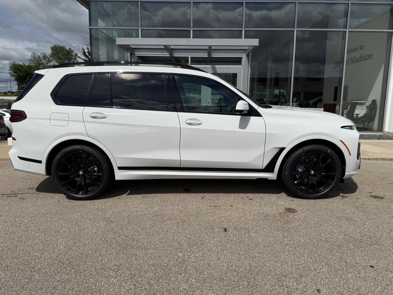 BMW X7 Vehicle Image 02
