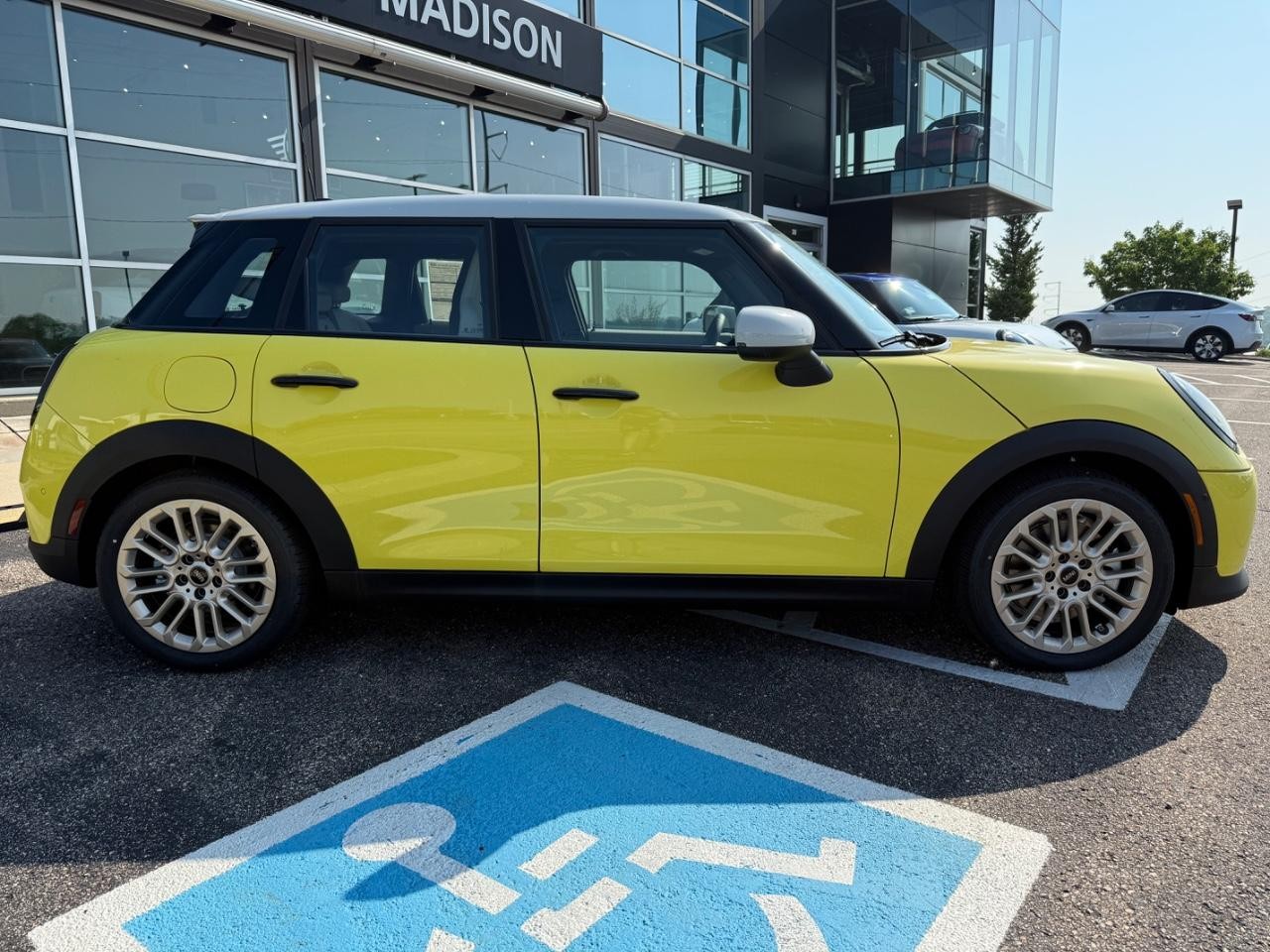 MINI Hardtop 4 Door Vehicle Image 03