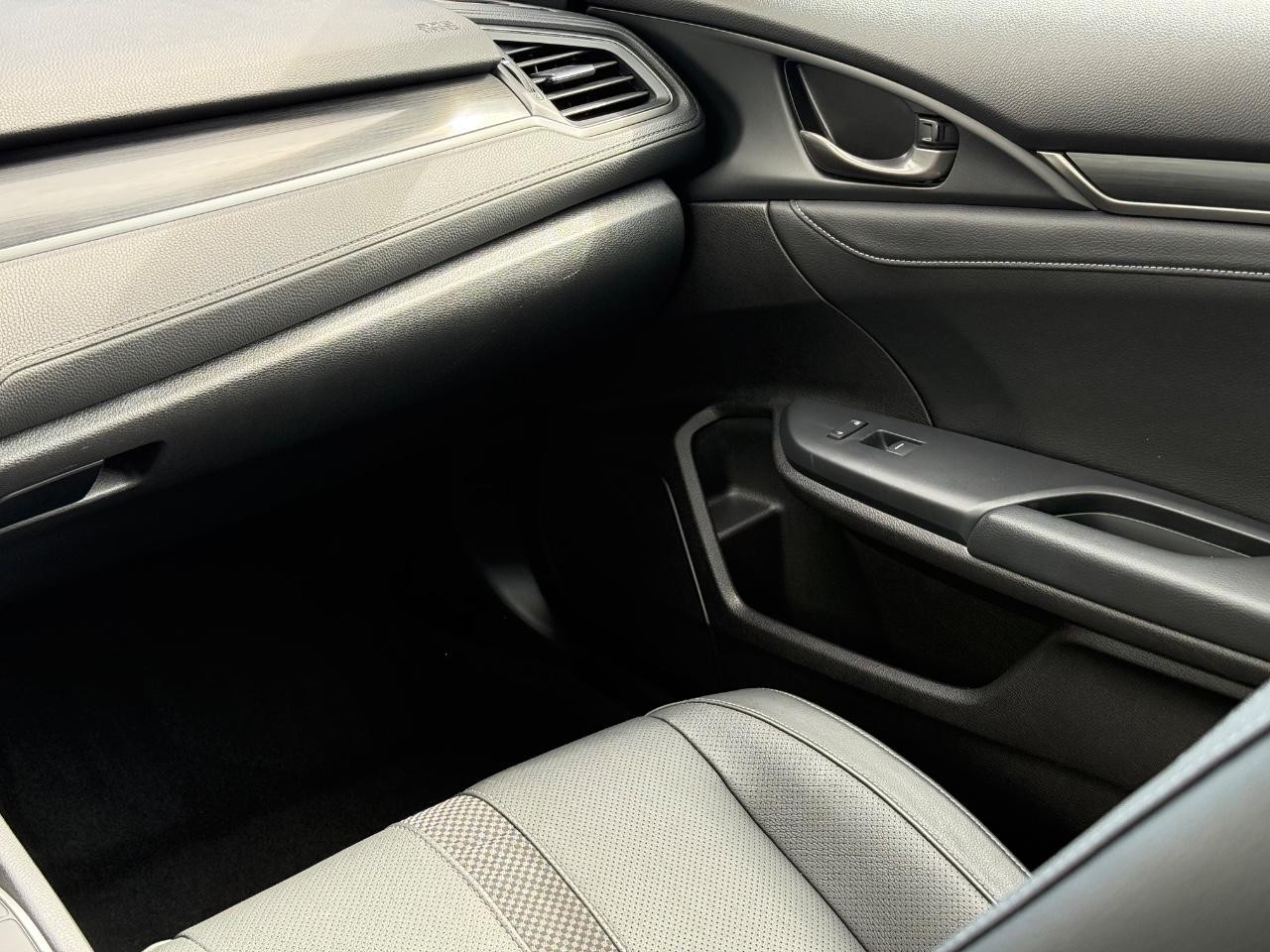 Honda Civic Hatchback Vehicle Image 15