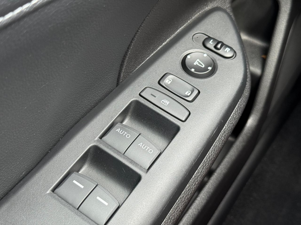 Honda Civic Hatchback Vehicle Image 21
