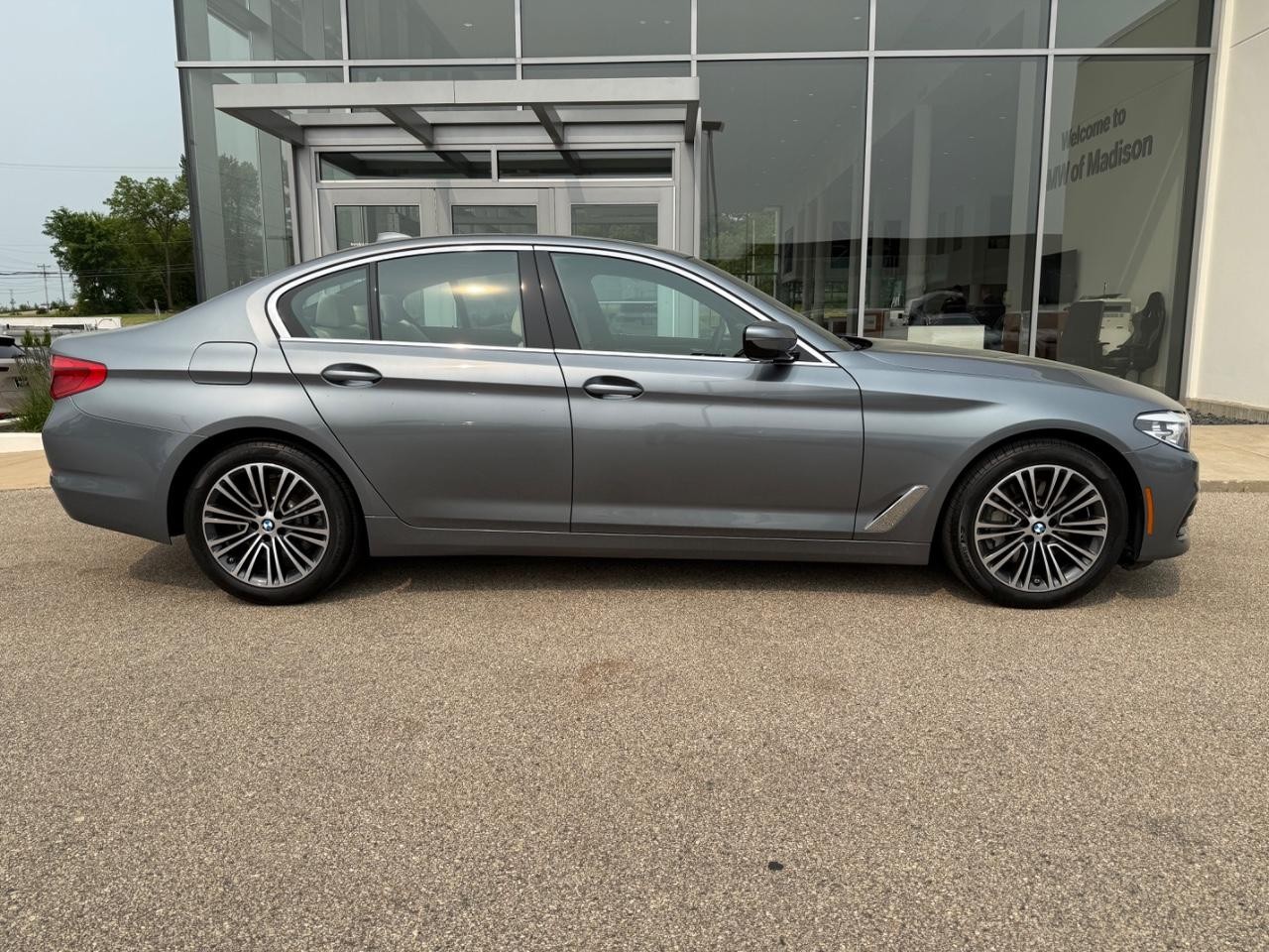 BMW 5 Series Vehicle Image 02