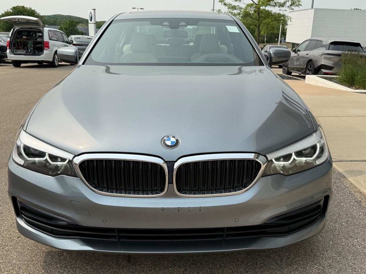 BMW 5 Series Vehicle Image 09