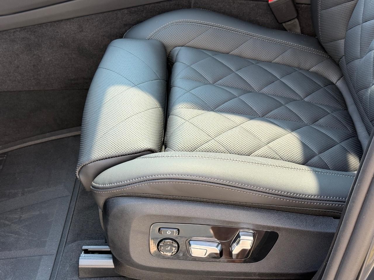 BMW X5 Vehicle Image 18