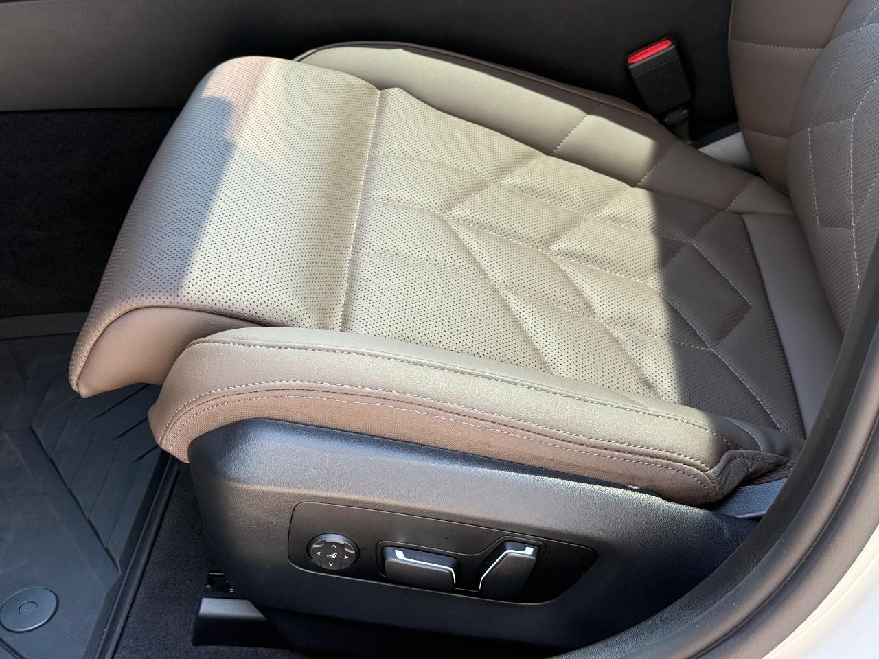 BMW 5 Series Vehicle Image 22
