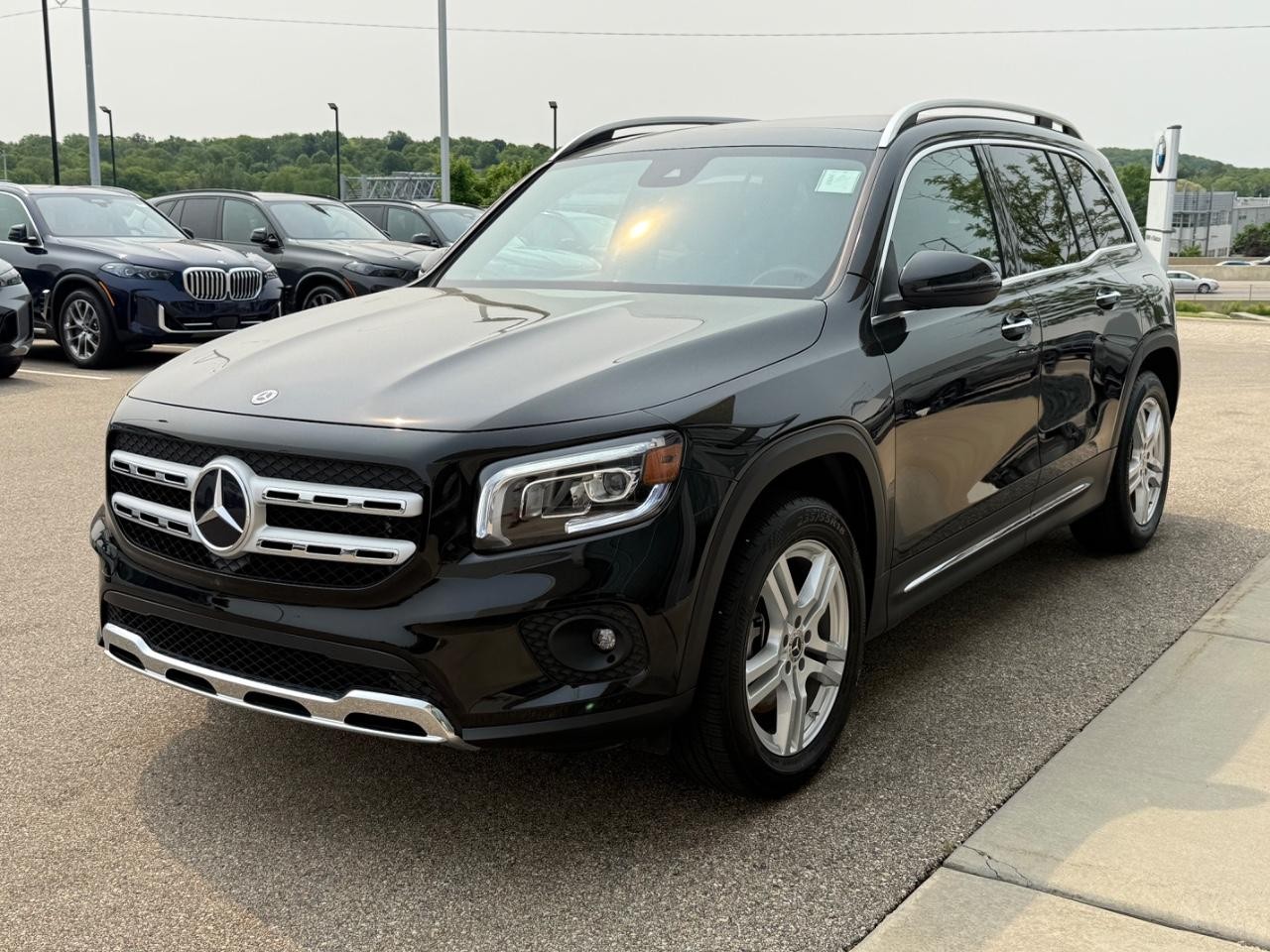 Mercedes-Benz GLB Vehicle Image 08