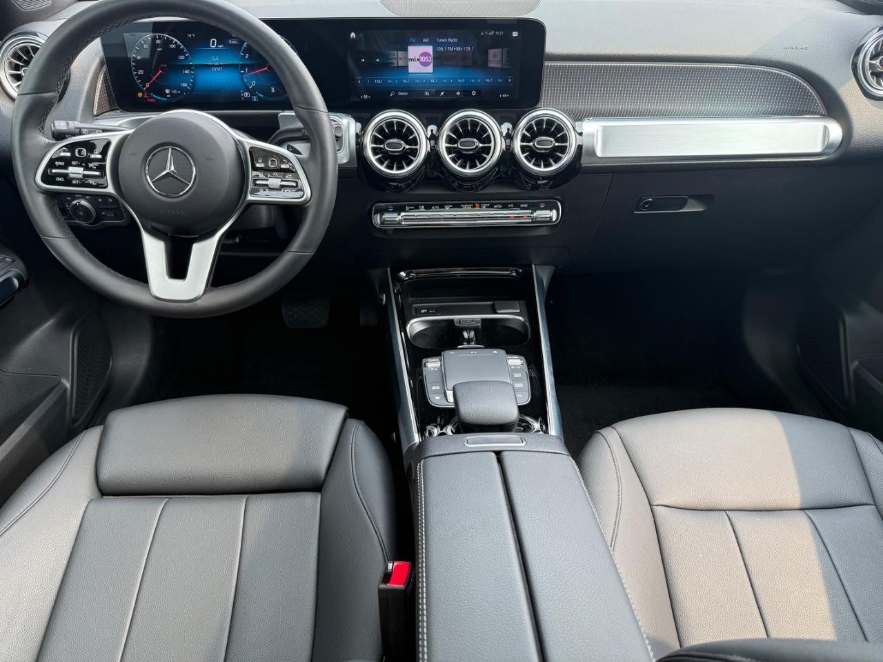 Mercedes-Benz GLB Vehicle Image 11