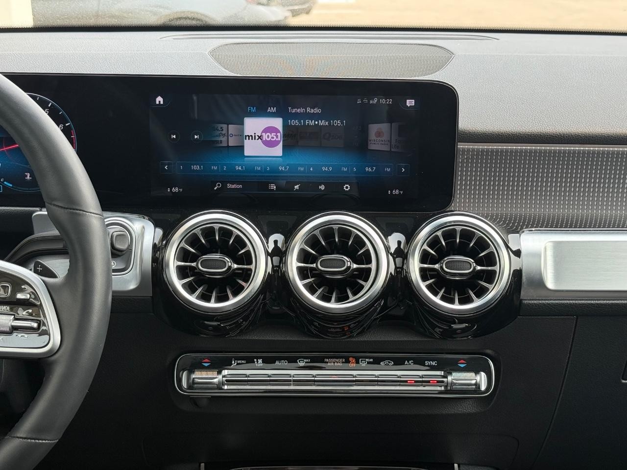 Mercedes-Benz GLB Vehicle Image 12