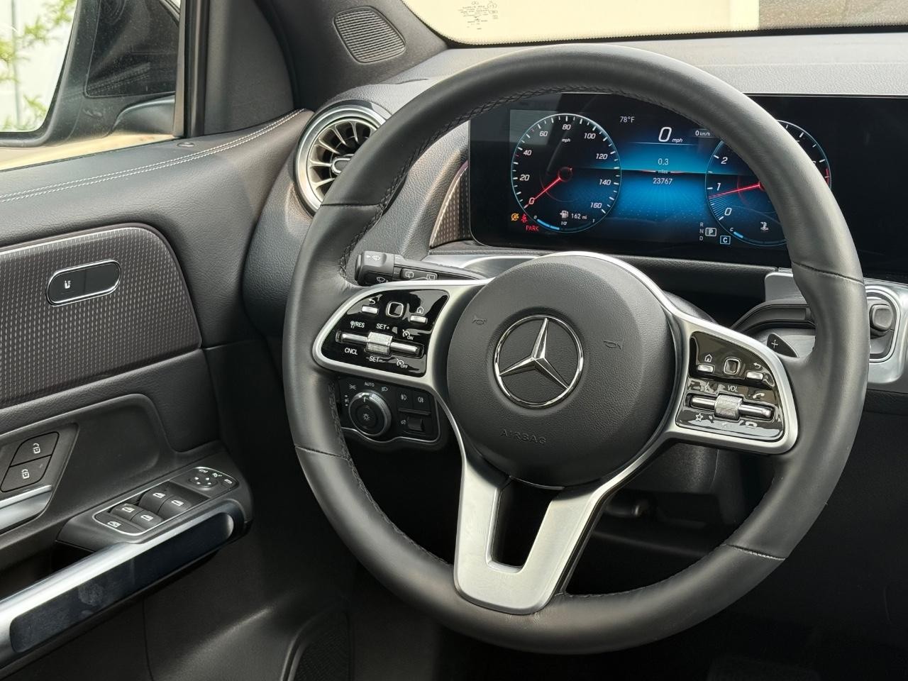 Mercedes-Benz GLB Vehicle Image 13