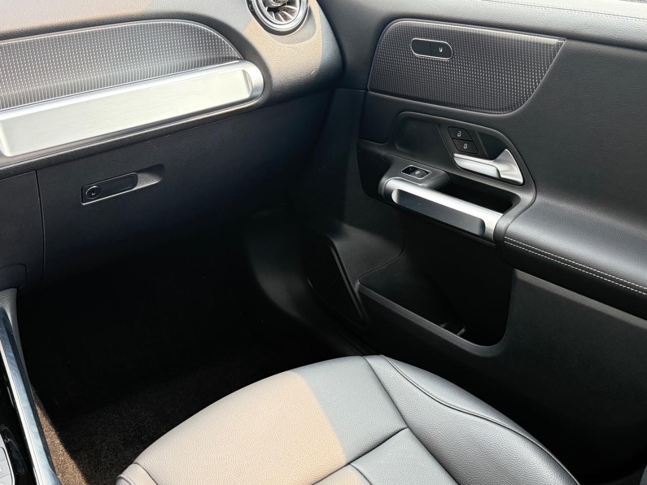 Mercedes-Benz GLB Vehicle Image 14
