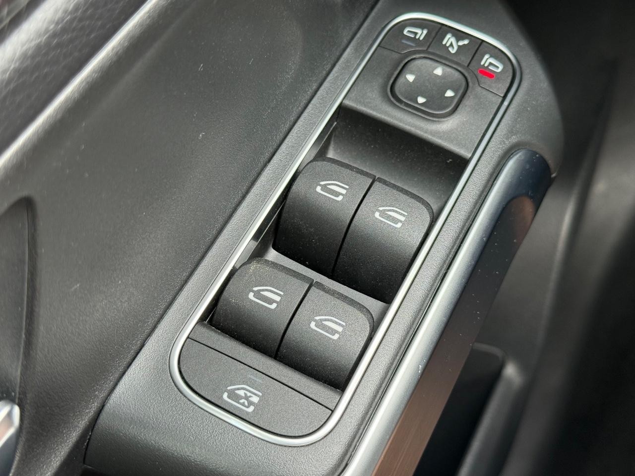 Mercedes-Benz GLB Vehicle Image 20