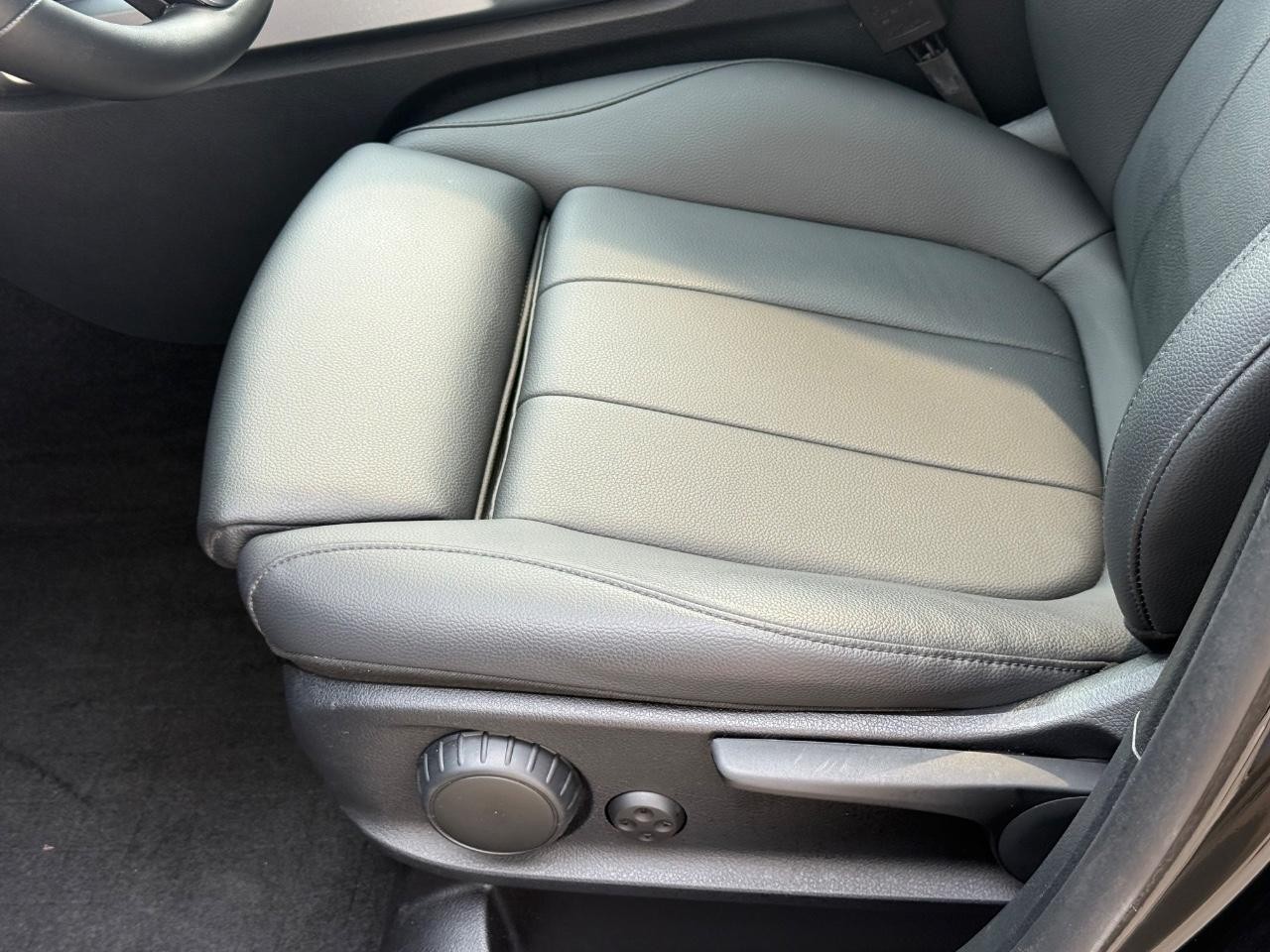 Mercedes-Benz GLB Vehicle Image 21