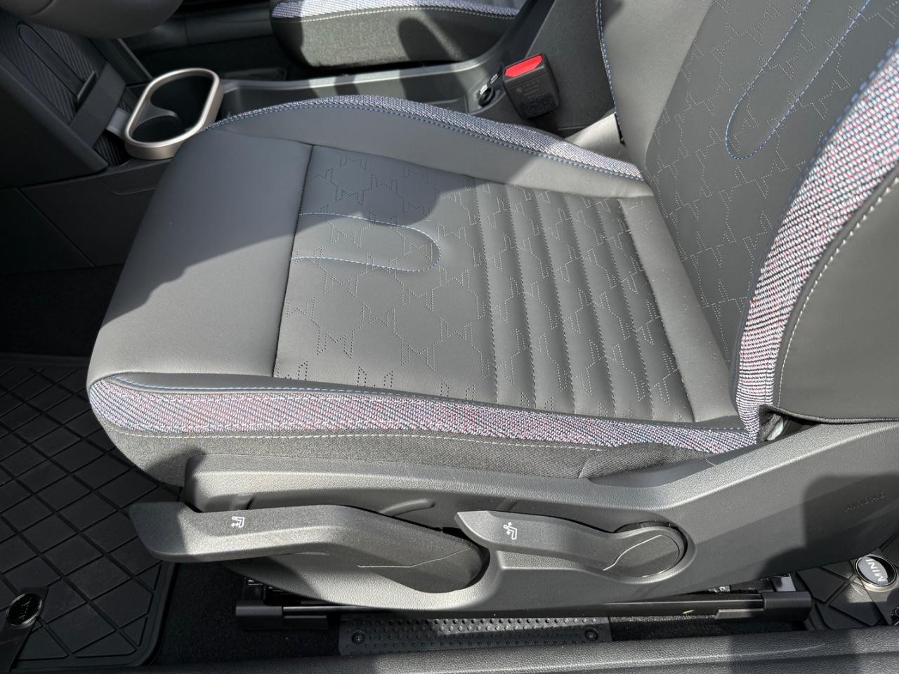 MINI Convertible Vehicle Image 17