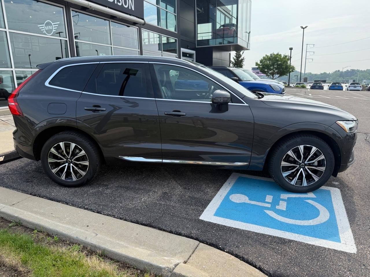 Volvo XC60 Vehicle Image 02