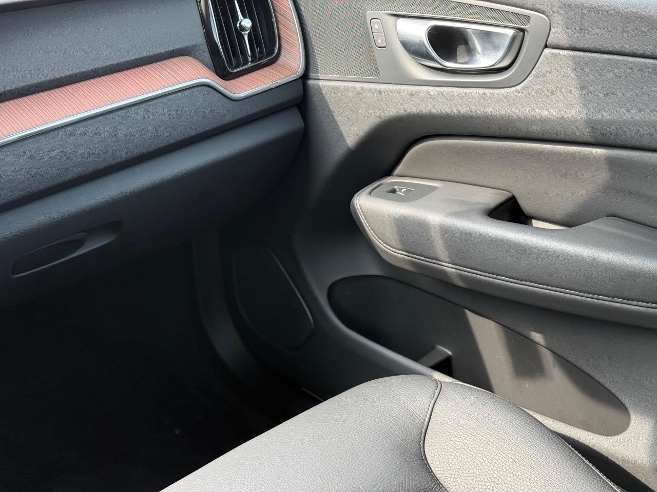 Volvo XC60 Vehicle Image 15