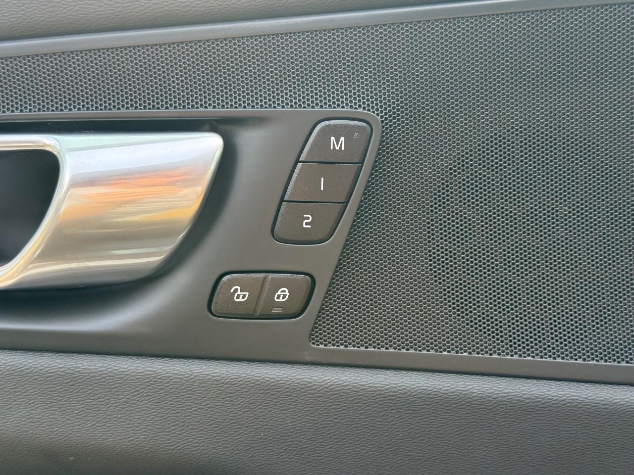 Volvo XC60 Vehicle Image 16
