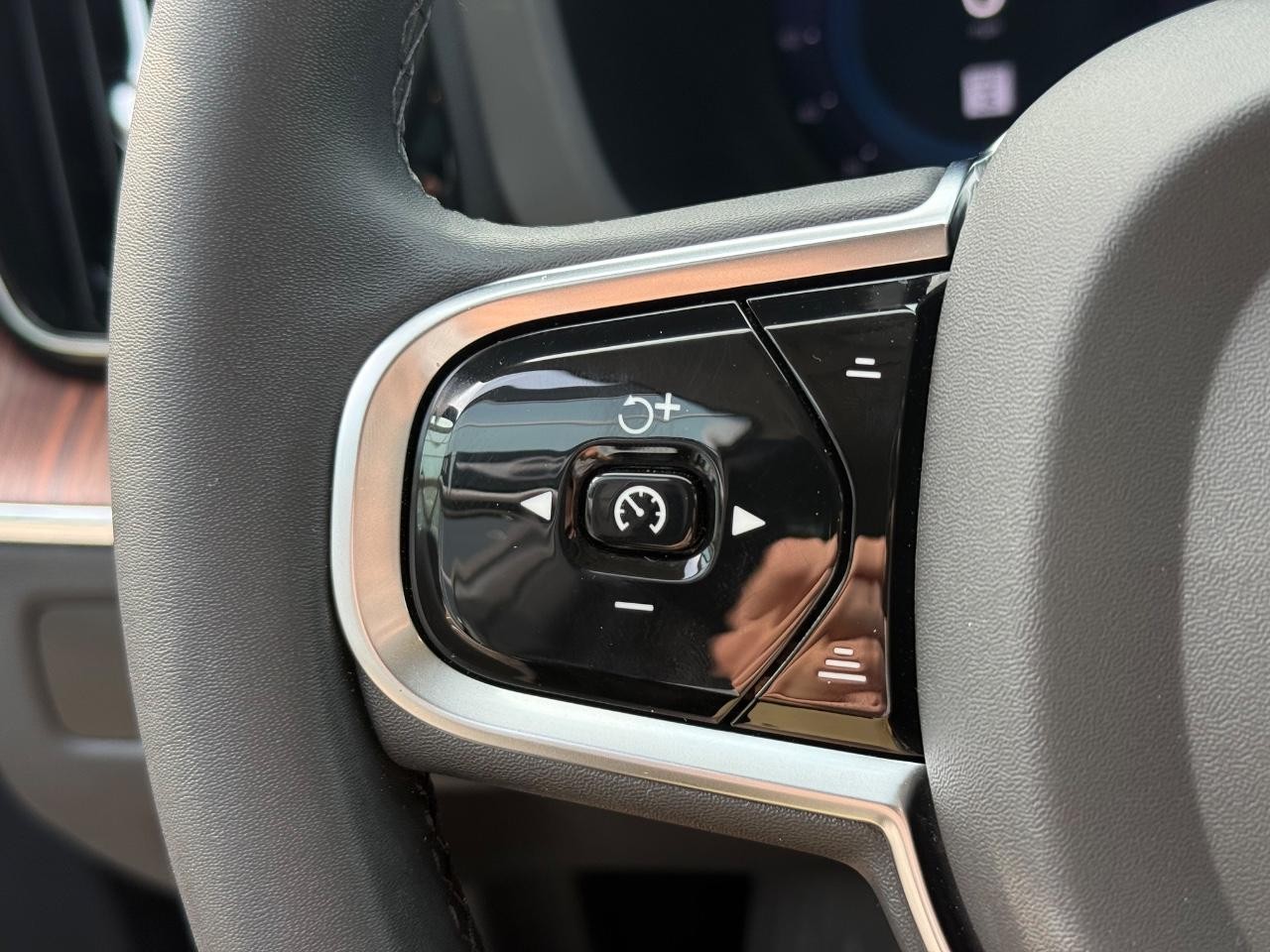 Volvo XC60 Vehicle Image 17