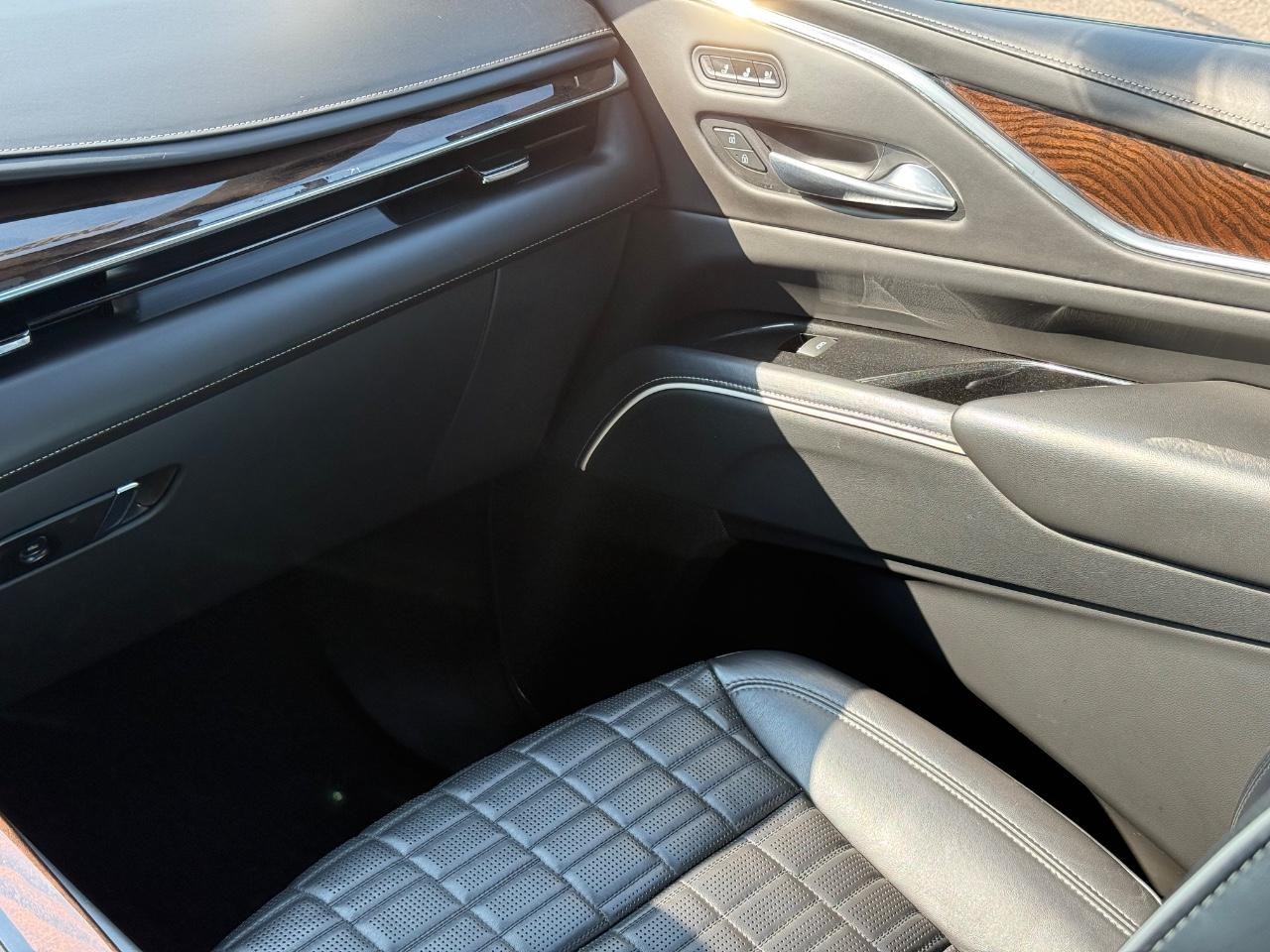 Cadillac Escalade Vehicle Image 17