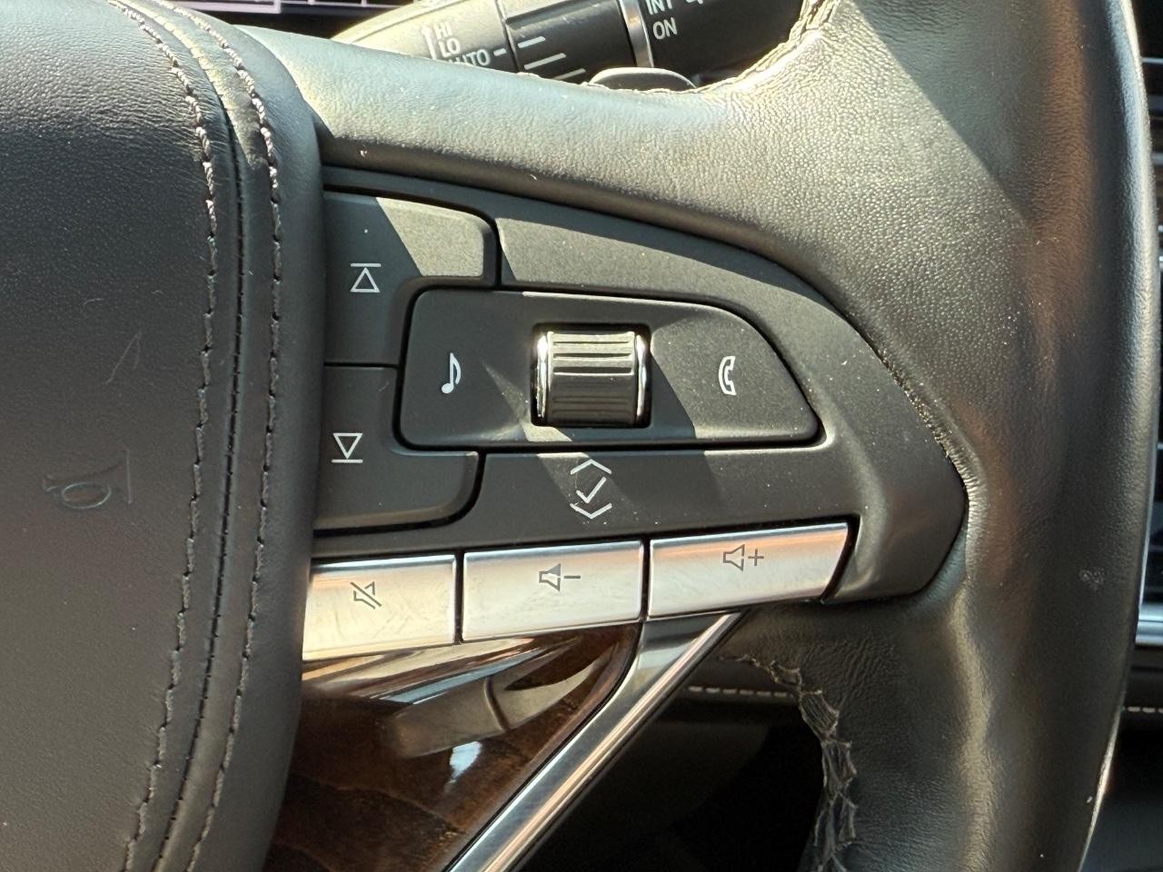 Cadillac Escalade Vehicle Image 19