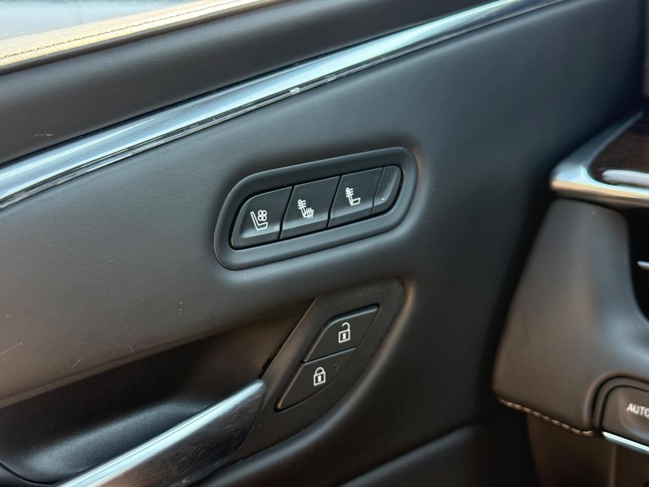 Cadillac Escalade Vehicle Image 23