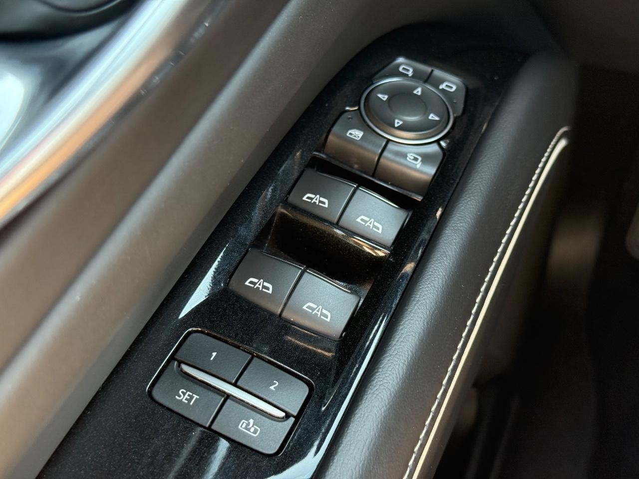 Cadillac Escalade Vehicle Image 24