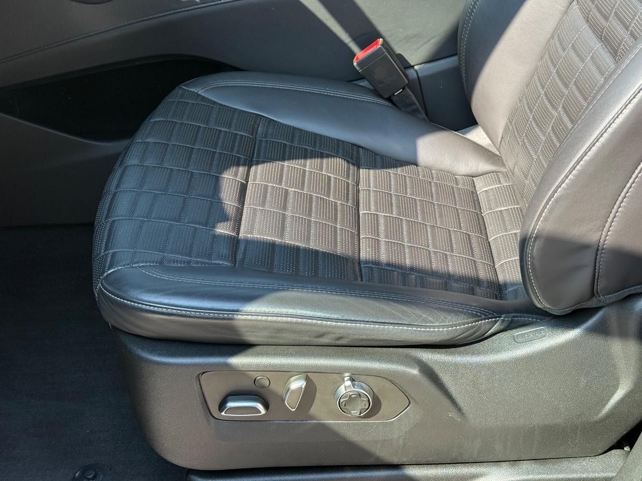 Cadillac Escalade Vehicle Image 25