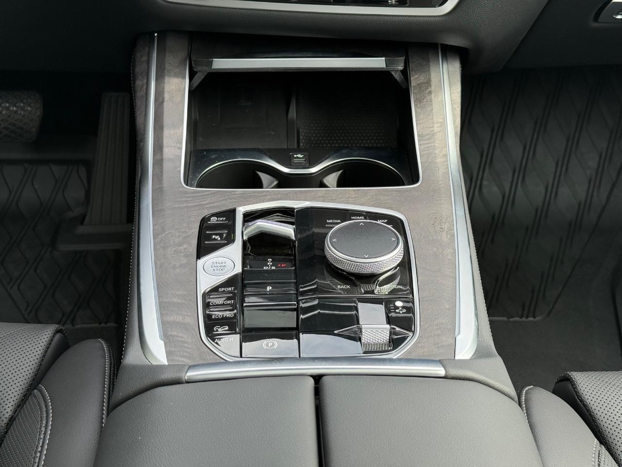 BMW X7 Vehicle Image 09