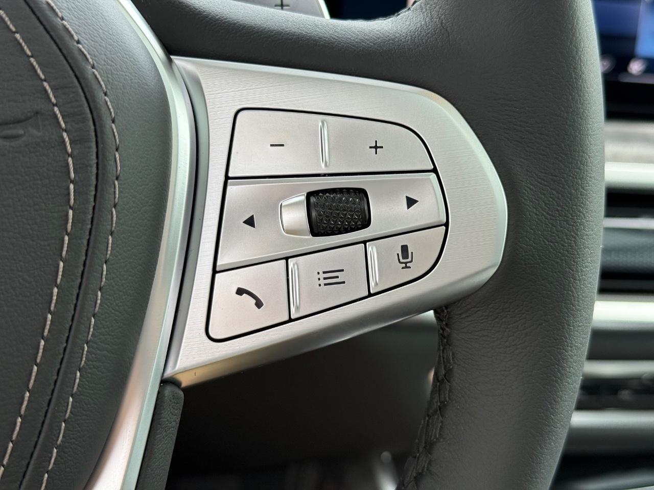 BMW X7 Vehicle Image 14