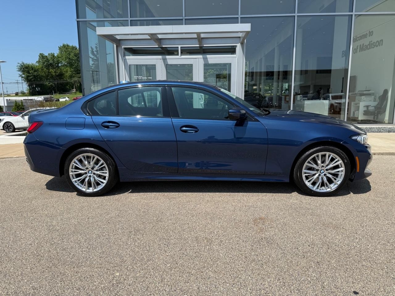 BMW 3 Series Vehicle Image 02